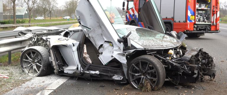 De Lamborghini na de crash op de A28 (foto: ANP).