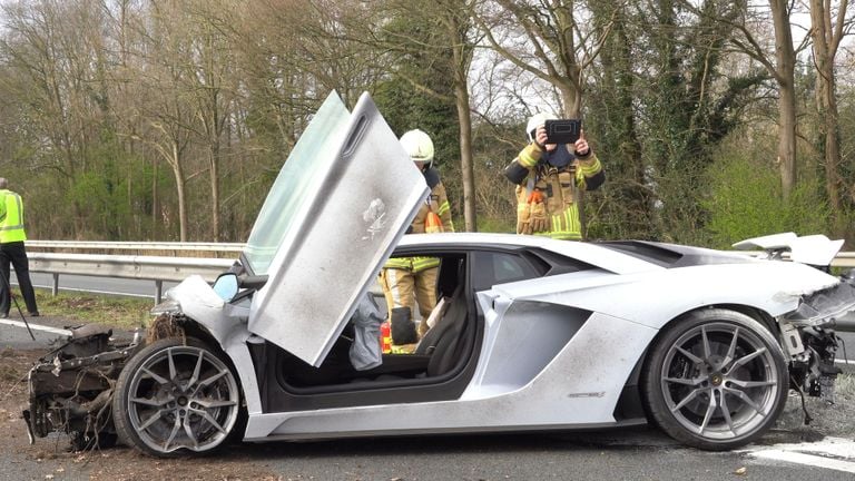 Rick zijn Lamborghini na de crash op de A28 (foto: ANP).