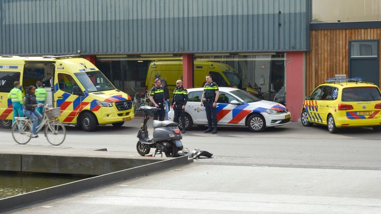 Het ongeluk op de Markendaalseweg in Breda gebeurde rond kwart over twee woensdagmiddag (foto: Perry Roovers/SQ Vision).