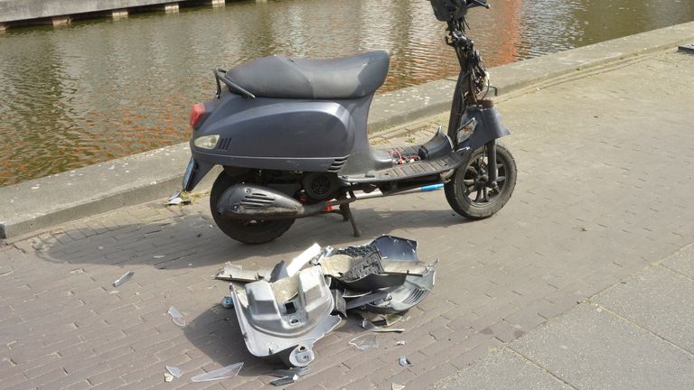 De scooter raakte bij de aanrijding in Breda aanzienlijk beschadigd (foto: Perry Roovers/SQ Vision).