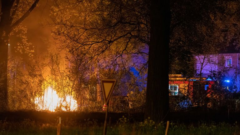 De vlammen waren duidelijk te zien (foto: Iwan van Dun/SQ Vision Mediaprodukties).