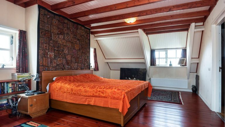Een slaapkamer in het huis (Foto: Staal Makelaars).
