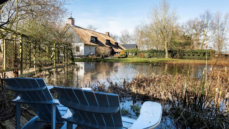 De tuin heeft een grote vijver (Foto: Staal Makelaars).