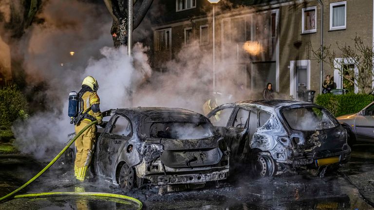 De drie auto's aan de Bellinistraat in Tilburg gingen in vlammen op (foto: Jack Brekelmans/SQ Vision).