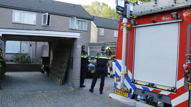 De brandweer bij het huis in Cuijk (foto: SK-Media).