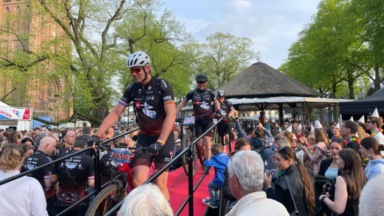 Warm onthaal voor fietsers bij Vrijthof-Vrijthof Challenge (foto: Bart van Hoof). 
