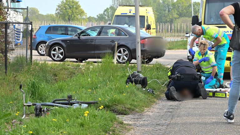 Fietsster raakt gewond na aanrijding met auto (foto: Perry Roovers - SQ Vision).