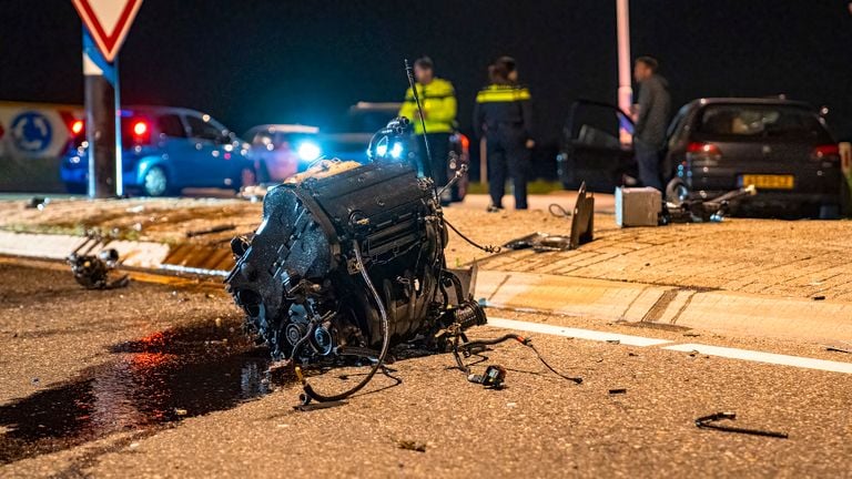 Het motorblok schoot na de botsing in Giessen uit de auto (foto: Jurgen Versteeg/SQ Vision).