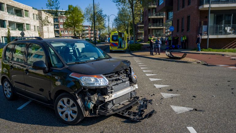 De auto is gehavend na de aanrijding in Oosterhout (foto: Marcel van Dorst/SQ Media).