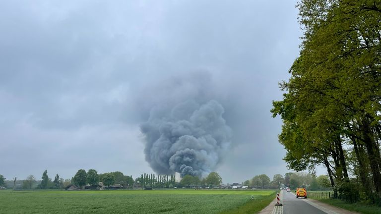 De rook is in de verre omtrek te zien (foto: Dave Hendriks / SQ Vision).