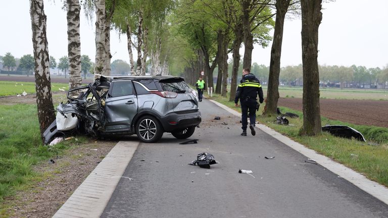 De man reed tegen een boom en overleefde de klap niet (foto: Marco van den Broek - SQ Vision).