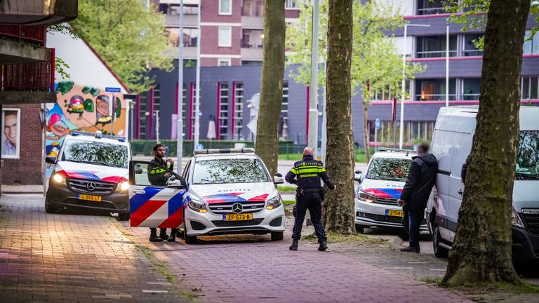 De politie zocht in de omgeving naar de gewonde man (foto: SQ Vision). 