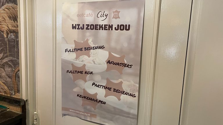 Met posters proberen ze in Waalwijk nieuwe mensen te werven.