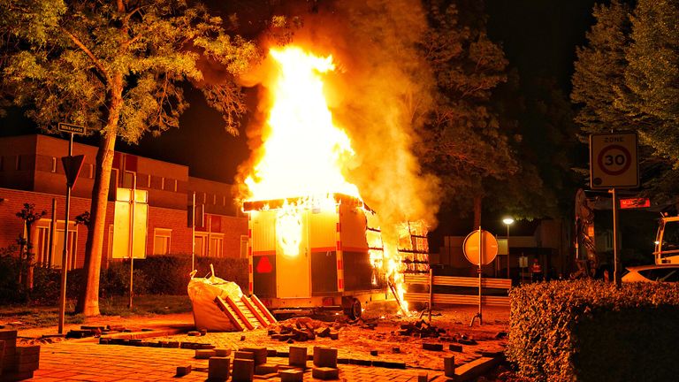 De vlammen sloegen uit de bouwkeet in Bavel (foto: Jeroen Stuve/SQ Vision).