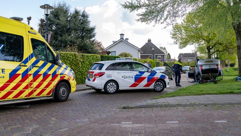 Na het ongeluk werden een ambulance en de politie opgeroepen (foto: Jurgen Versteeg/SQ Vision).
