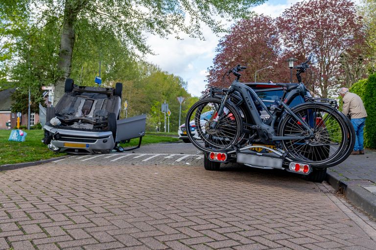 Een auto sloeg over de kop (foto: Jurgen Versteeg/SQ Vision).