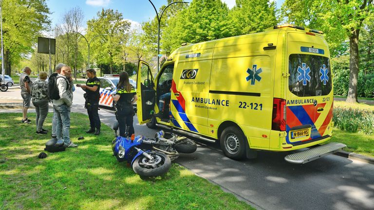 Voor de gewonde motorrijder in Valkenswaard werd een ambulance opgeroepen (foto: Rico Vogels/SQ Vision).