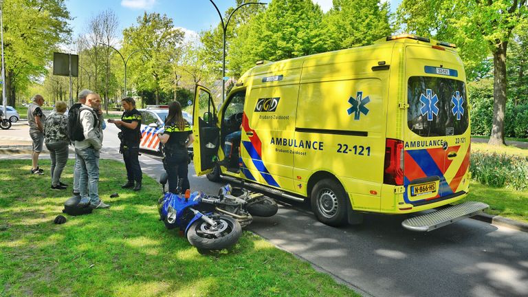 Voor de gewonde motorrijder in Valkenswaard werd een ambulance opgeroepen (foto: Rico Vogels/SQ Vision).