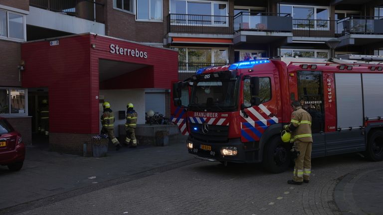 De brandweer in actie bij het appartementencomplex aan de Sterrebos (foto: Gabor Heeres/SQ Vision Mediaprodukties).