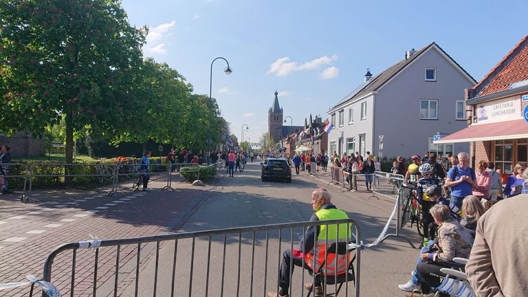 De route gaat door de dorpsstraat in Chaam (foto: Fieke Nobel).