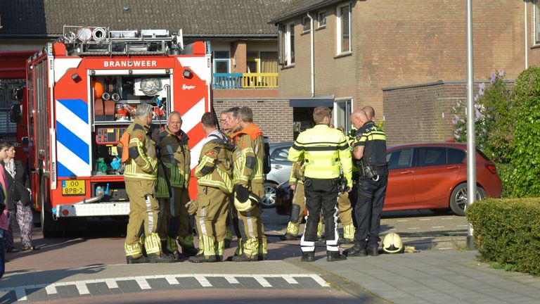 Brandweer en politie bij het huis waar de brand woedde (foto: Perry Roovers/SQ Vision Mediaprodukties).