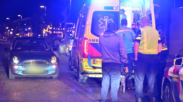 De fietser wordt in een ambulance nagekeken (foto: Johan Bloemers/SQ Vision Mediaprodukties).