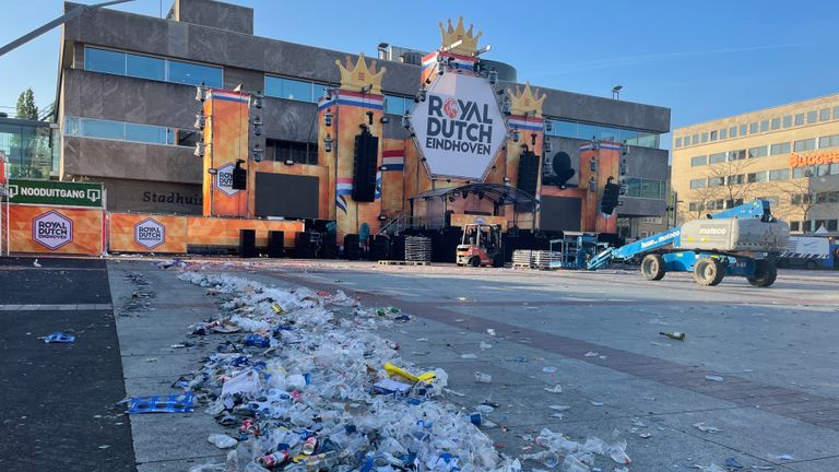 Bergen plastic bekertjes na Koningsdag