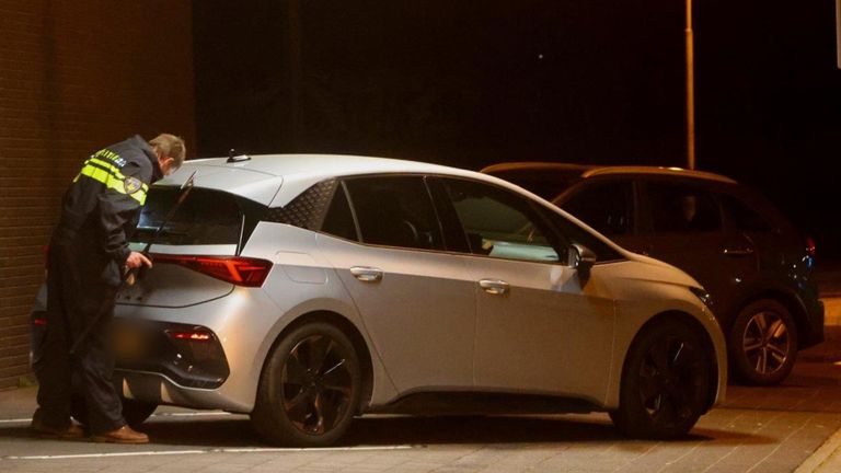 Een bomverkenner van de politie controleerde meerder auto's (foto: Bart Meesters/SQ Vision)