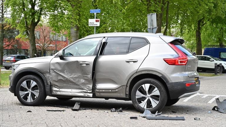 De automobiliste raakte in Prinsenbeek drie auto's (foto: Perry Roovers/SQ Vision).