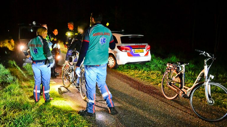 Een van de gevallen fietsers had last van zijn hoofd en hand (foto: Rico Vogels/SQ Vision).