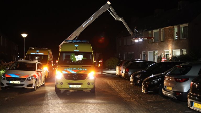Een hoogwerker werd ingezet om de gewonde uit het huis in Herpen te halen (foto: Marco van den Broek/SQ Vision).