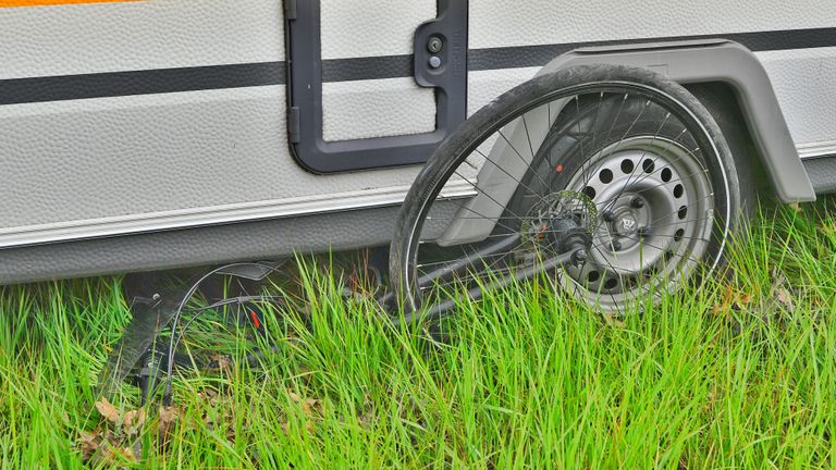 Het ongeluk in Veldhoven gebeurde rond halftwaalf zondagochtend (foto: Rico Vogels/SQ Vision).