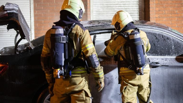 De brandweer bij de uitgebrande auto in Sint Willebrord (foto: Christian Traets/SQ Vision).