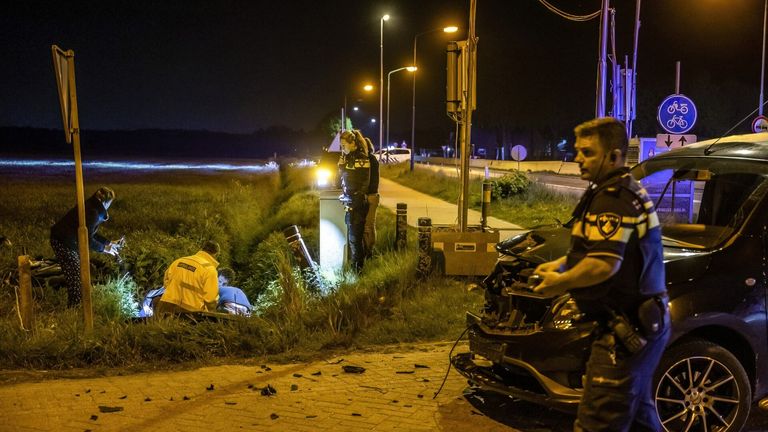 De man en vrouw die op de scooter zaten, belandden na de aanrijding in Diessen in een droge sloot (foto: Jack Brekelmans/SQ Vision).