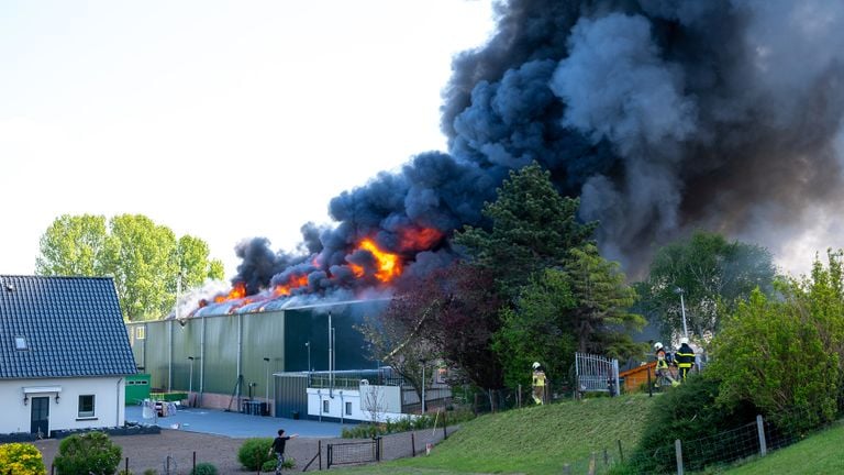 Dikke zwarte rookwolken boven het brandende bedrijf (foto: Jurgen Versteeg/SQ Vision Mediaprodukties).