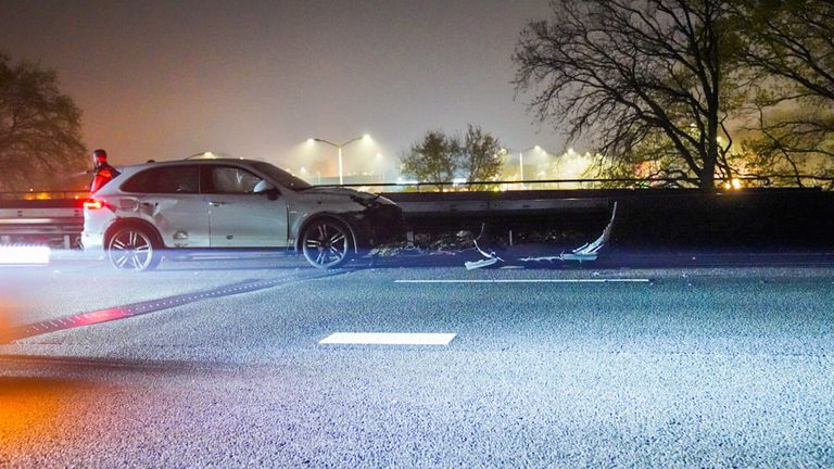 De Porsche raakte bij de botsing op de A67 zwaar beschadigd (foto: Dave Hendriks/SQ Vision).