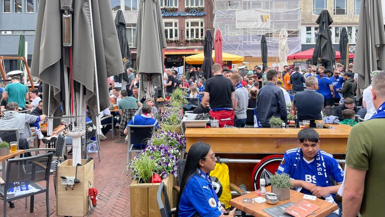 Er zitten veel supporters van Leicester op de Markt in Eindhoven (foto: Floortje van Gameren).