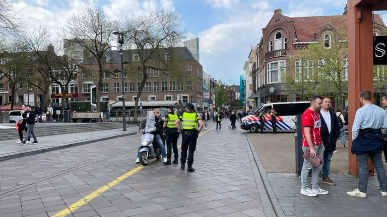 Door de verwachte drukte is er veel politie in de stad (foto: Floortje van Gameren).