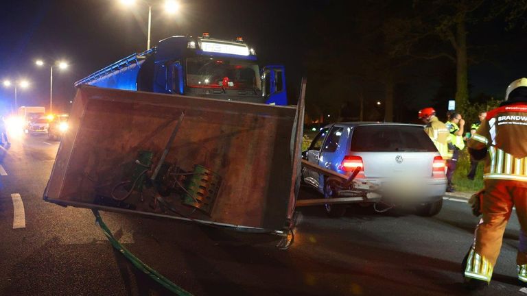 De aanhanger van de auto belandde na de aanrijding op de N65 dwars over de weg (foto: Bart Meesters).