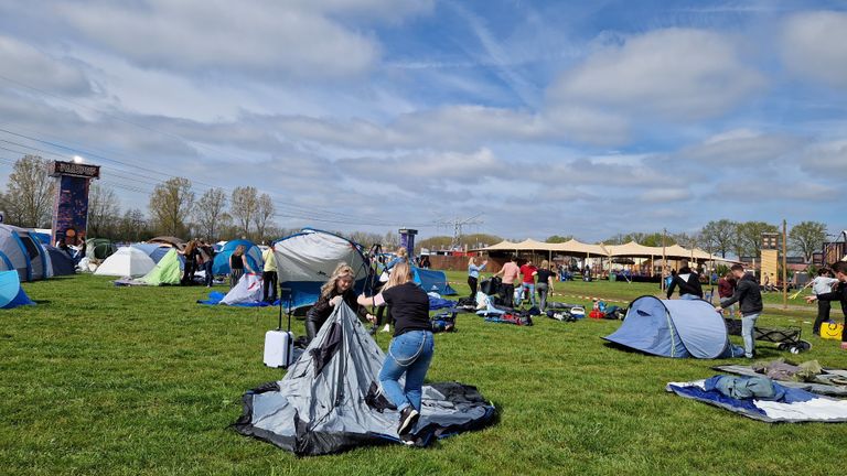 Druk bezig met het opzetten van de tent. 