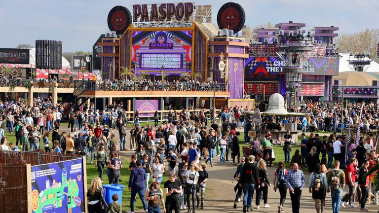 Het beeld zoals we dat kennen: gezellige drukte op Paaspop (foto: Lobke Kapteijns).