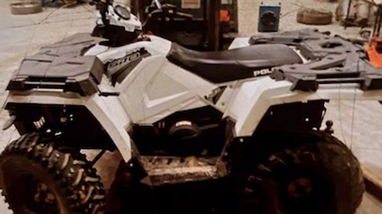 Deze quad werd vrijdagnacht gestolen uit een loods in Steenbergen (foto: Instagram jeugdagenten Bergen op Zoom).