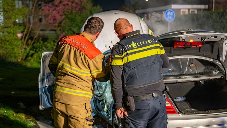 De politie onderzoekt hoe de autobrand in Den Bosch kon ontstaan (foto: Jurgen Versteeg/SQ Vision).