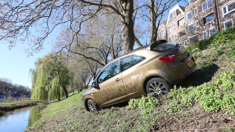 Het ging mis toen de bestuurder wilde wegrijden uit het parkeervak aan de Havensingel in Den Bosch (foto: Bart Meesters).