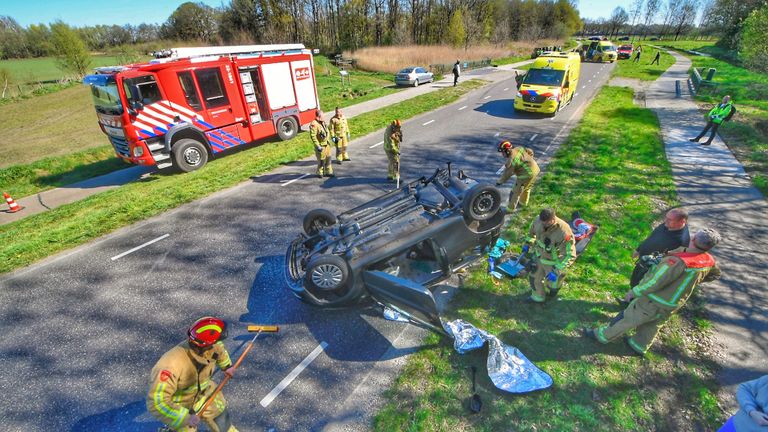 De weg werd na het ongeluk in Soerendonk afgesloten (foto: Rico Vogels/SQ Vision).