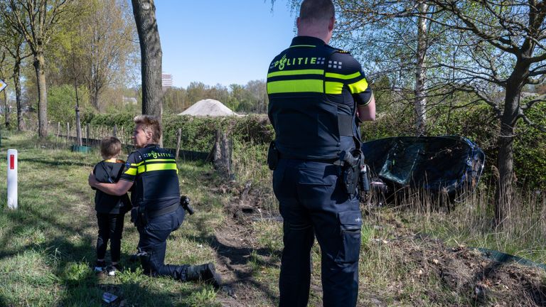 De aangereden auto kwam tegen een boom tot stilstand (foto: Jack Brekelmans./SQ Vision).