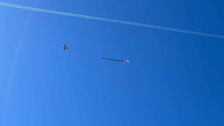 Boven het Philipsstadion cirkelt een vliegtuigje met support