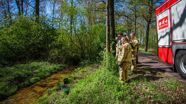 In de afvalzakken en plastic bakken aan de Soeterbeek in Eindhoven zou een agressieve vloeistof zitten (foto: SQ Vision).