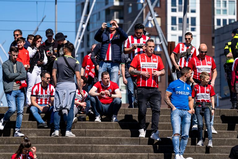PSV-supporters bij de Kuip (foto: MaricMedia)