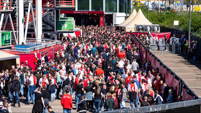 Grote stroom bezoekers richting het stadion (MaricMedia)